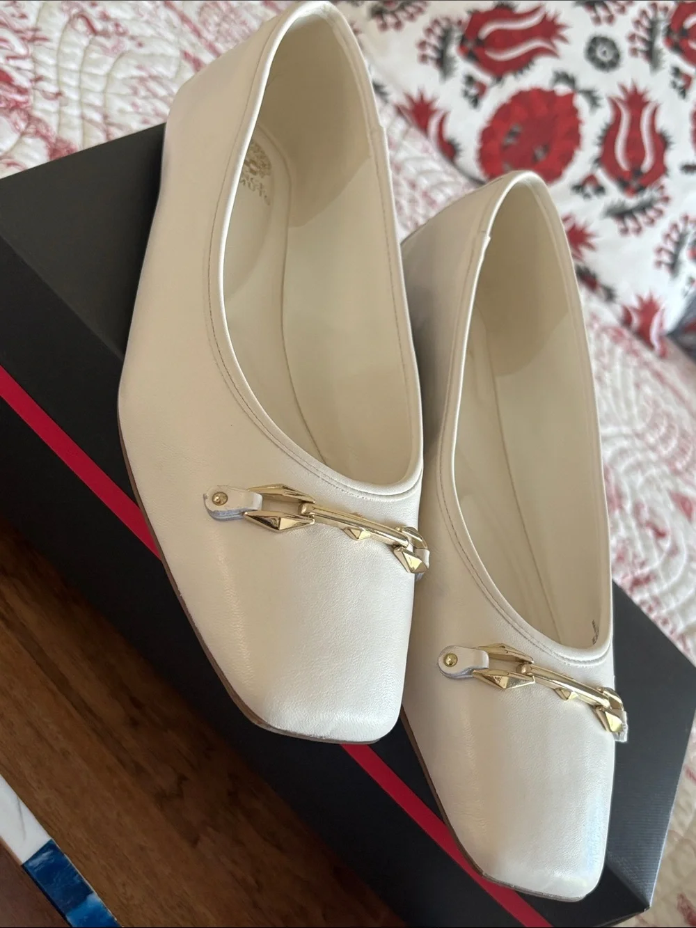 Vince Camuto Ivory Leather VIRNA Flats with Gold Hardware SZ 10M (Like New)